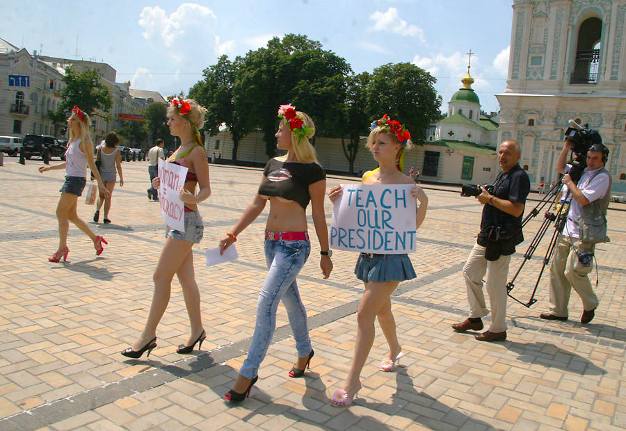 ukrainian-femen-topless-protesters-82