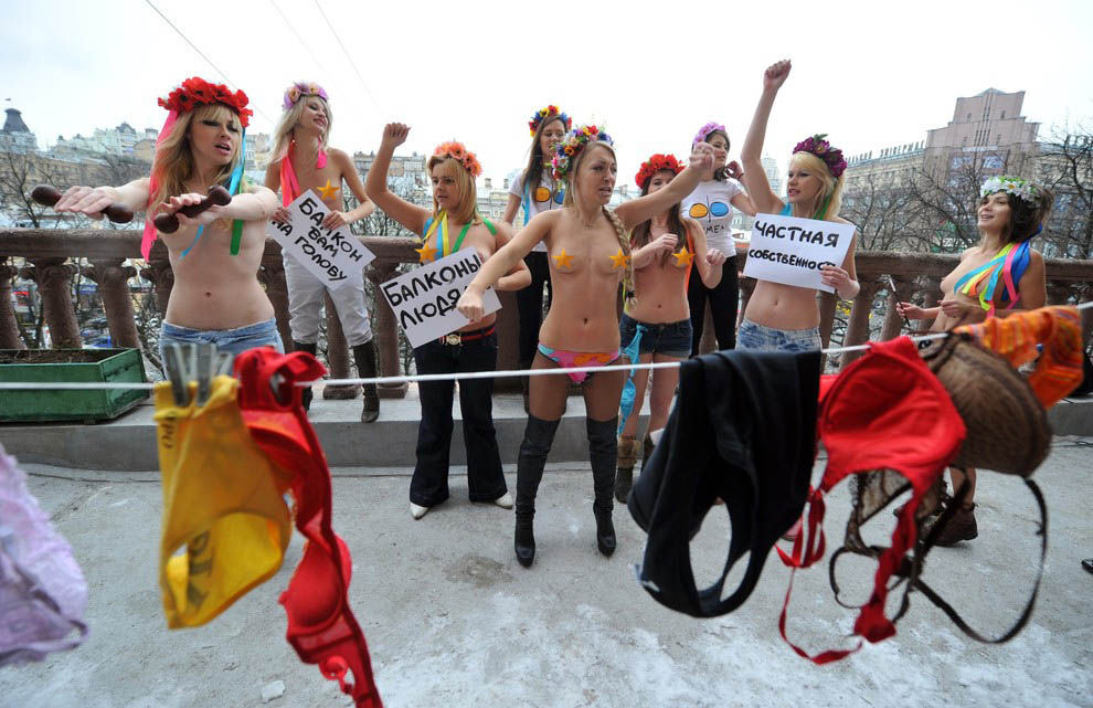 ukrainian-femen-topless-protesters-21