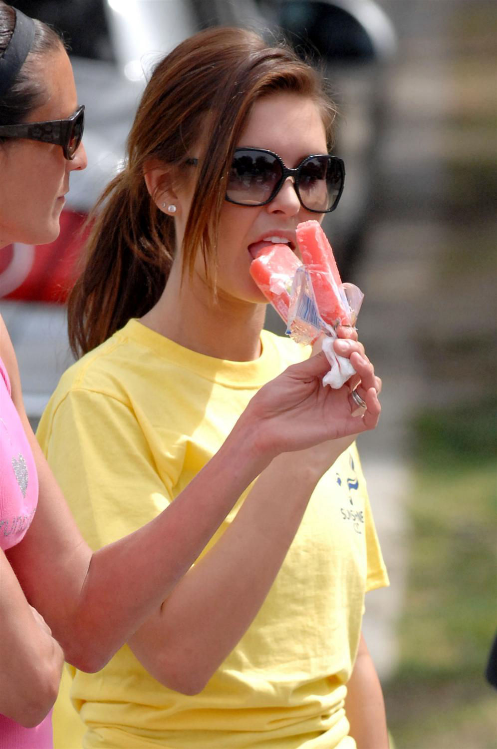 pretty-girls-eating-popsicles-9