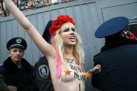 ukrainian-femen-topless-protesters-98