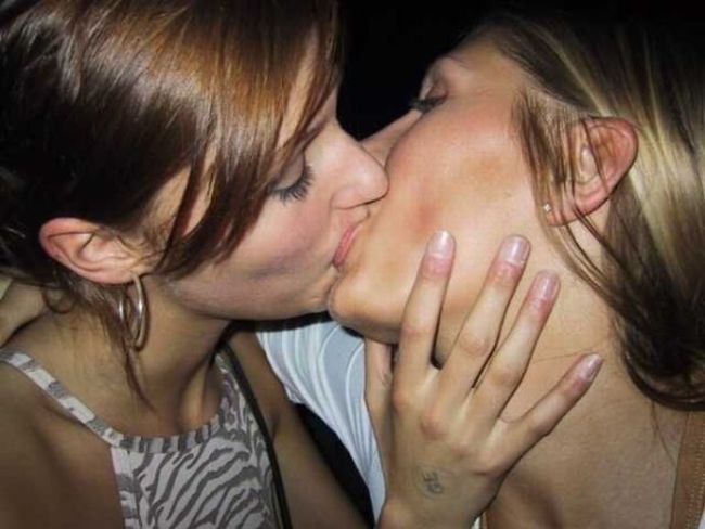 girls_kissing_each_other_01