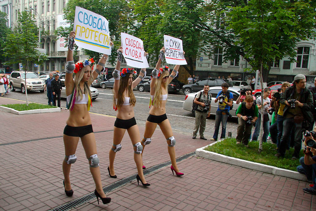 ukrainian-femen-topless-protesters-6