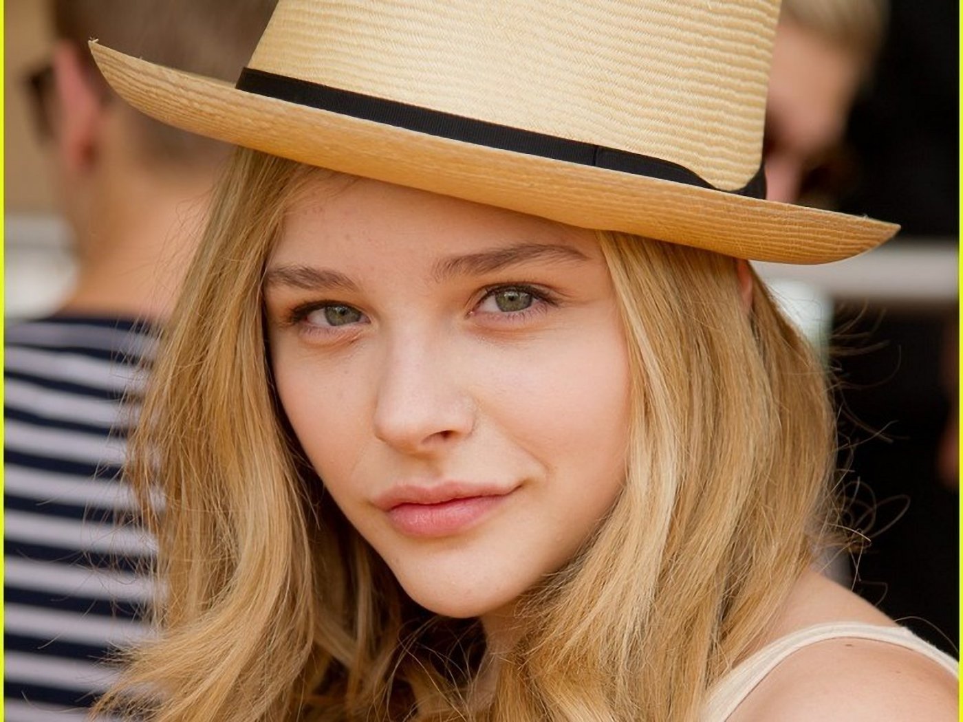 chloe-grace-moretz-newest_83799-1400x1050