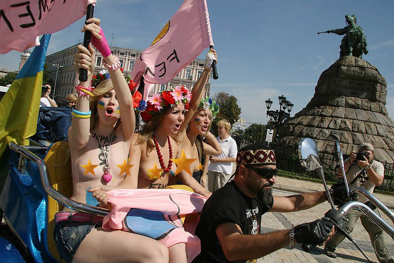 ukrainian-femen-topless-protesters-92