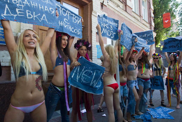 ukrainian-femen-topless-protesters-33