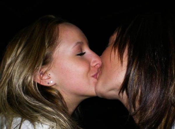 girls_kissing_62