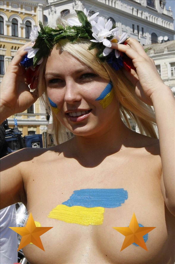 ukrainian-femen-topless-protesters-52