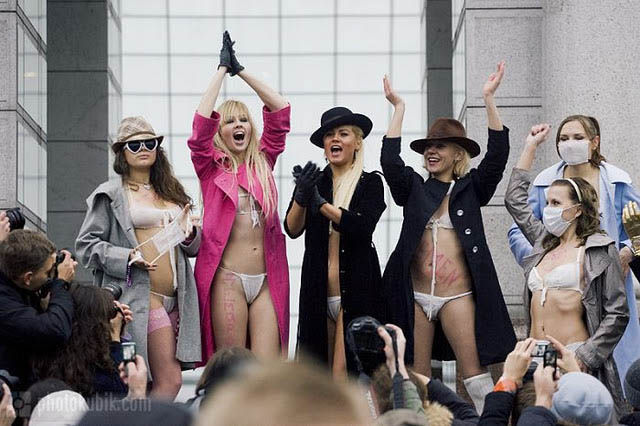 ukrainian-femen-topless-protesters-113