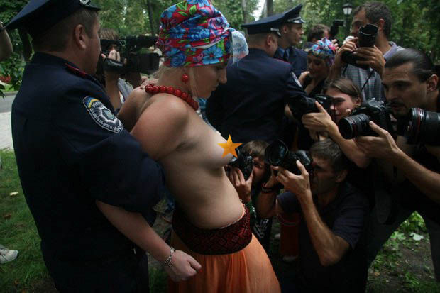 ukrainian-femen-topless-protesters-111