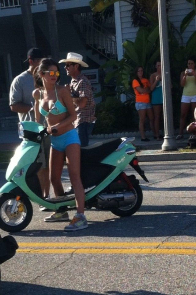 selena-gomez-and-vanessa-hudgens-spring-break-13