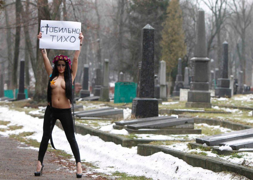 ukrainian-femen-topless-protesters-15