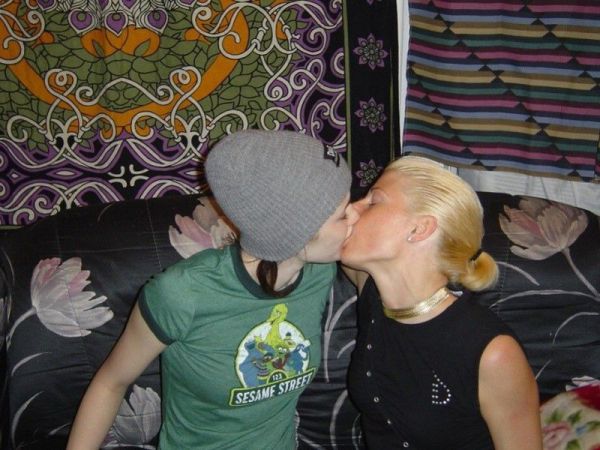 young_chicks_kissing_on_the_lips_640_20