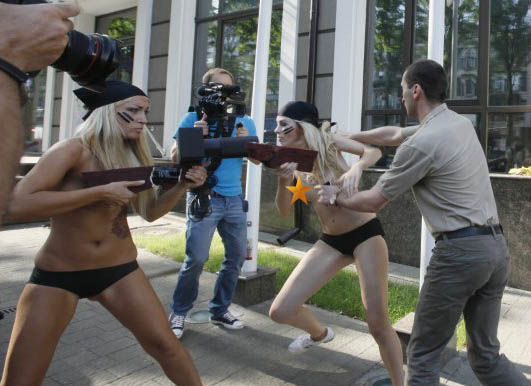 ukrainian-femen-topless-protesters-112