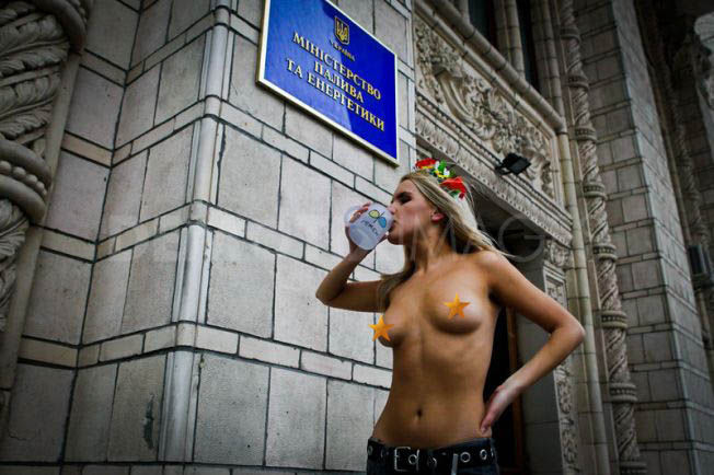 ukrainian-femen-topless-protesters-55