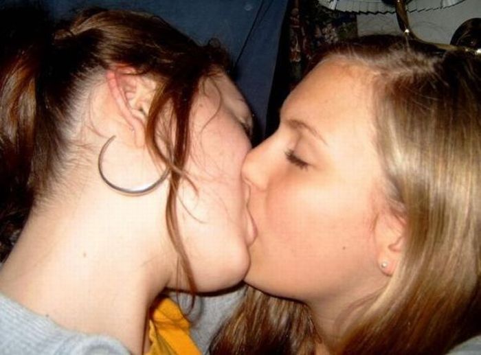 girls_kissing_each_other_04