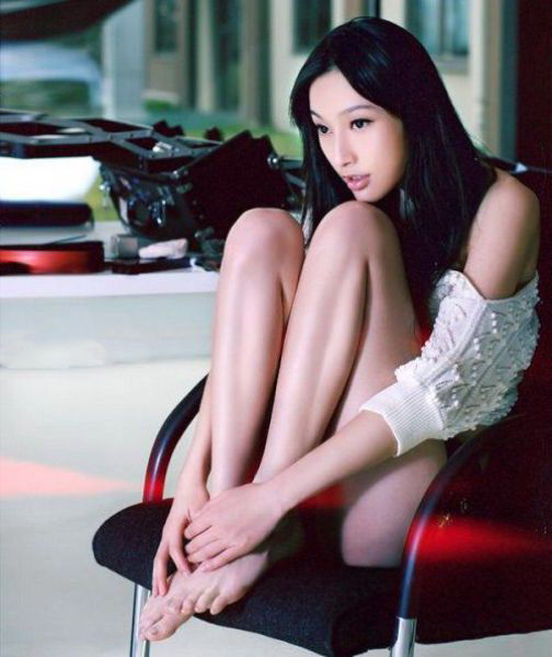 asian_chicks_with_really_long_legs_640_04