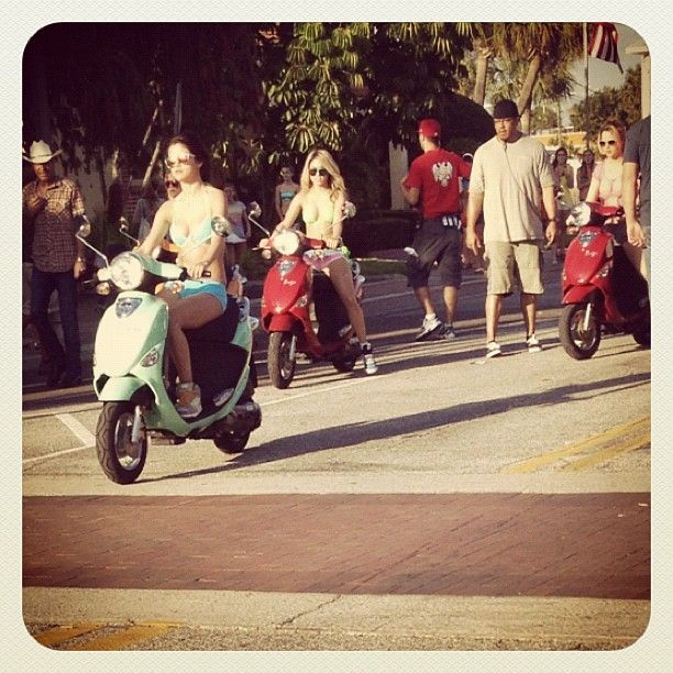 selena-gomez-and-vanessa-hudgens-spring-break-14