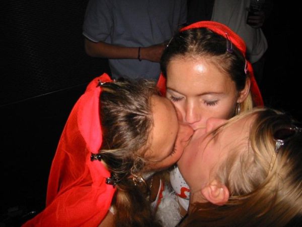 young_chicks_kissing_on_the_lips_640_05