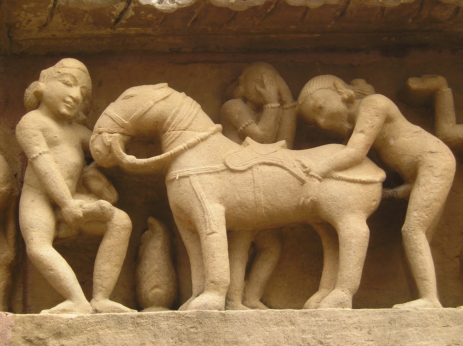 Khajuraho-Lakshmana_Temple_erotic_detal3