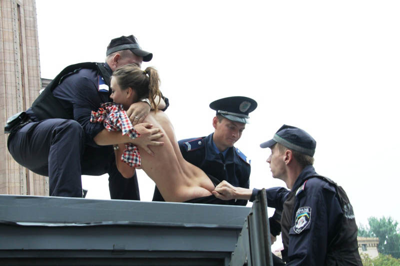 ukrainian-femen-topless-protesters-41